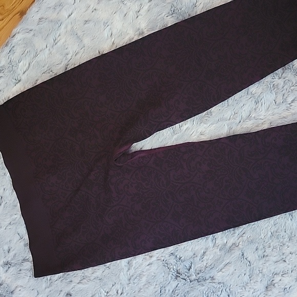 Fabletics Dark Purple/Black Capri Leggings, Women's Size Small, Great Condition - Picture 10 of 11